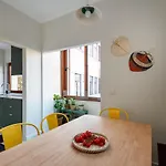 Apartment Trendy And Modern 3br Family
